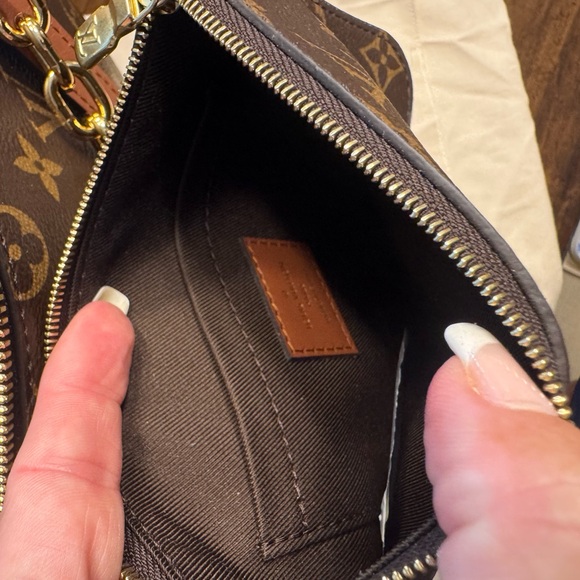 Louis Vuitton Reverse Monogram Loop - Picture 14 of 16